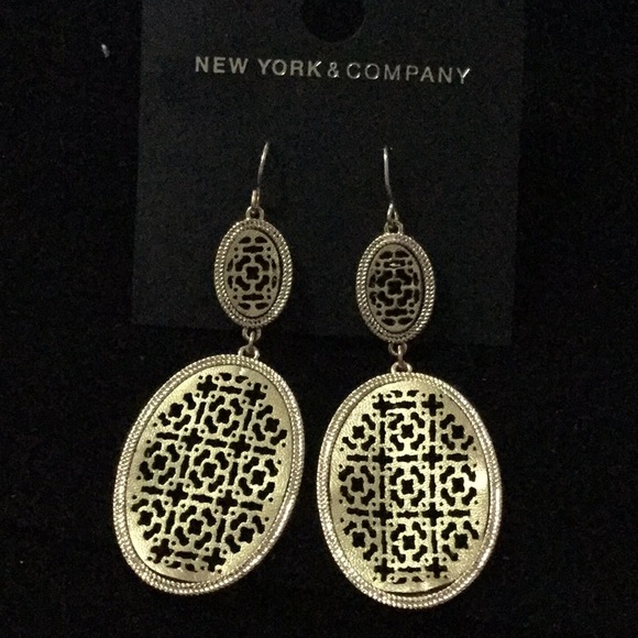 New York and Company hanging earrings - Picture 1 of 4